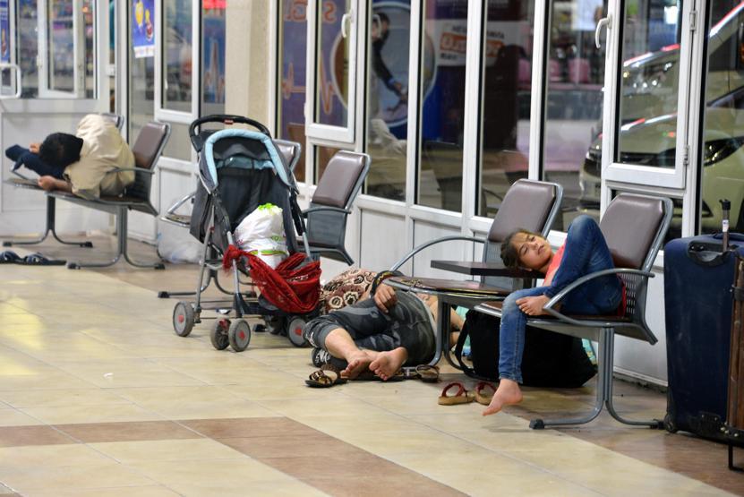 Sıcaktan kaçıp otogara sığındılar