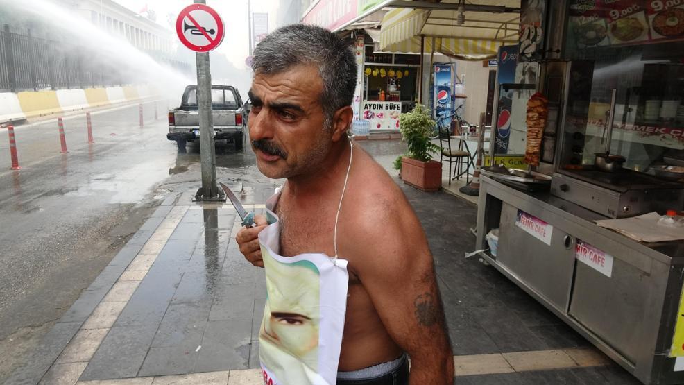 Adliye önünde kamyonetini yaktı