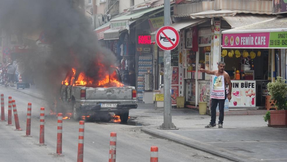 Adliye önünde kamyonetini yaktı