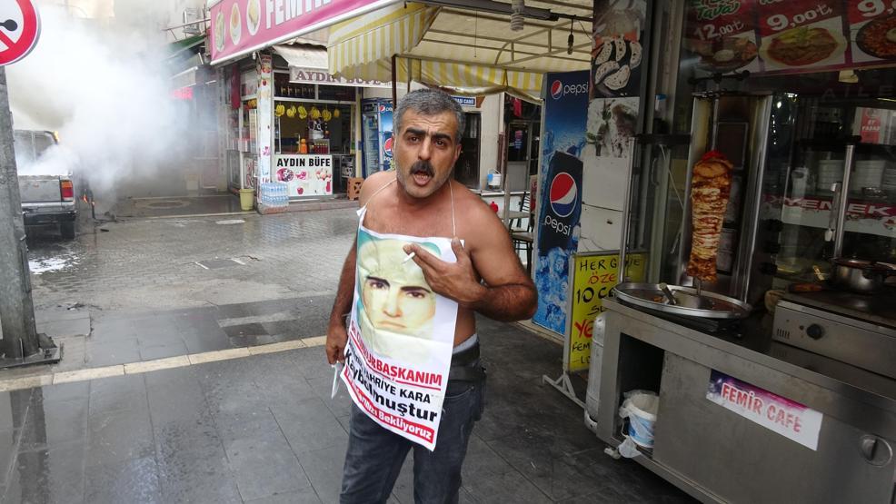 Adliye önünde kamyonetini yaktı