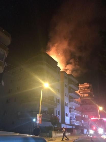Sitede çıkan çatı yangınını gördü, faciayı önledi