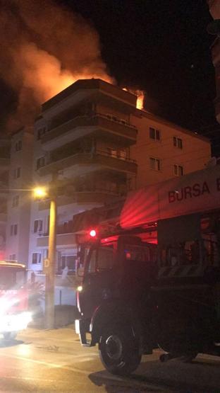 Sitede çıkan çatı yangınını gördü, faciayı önledi