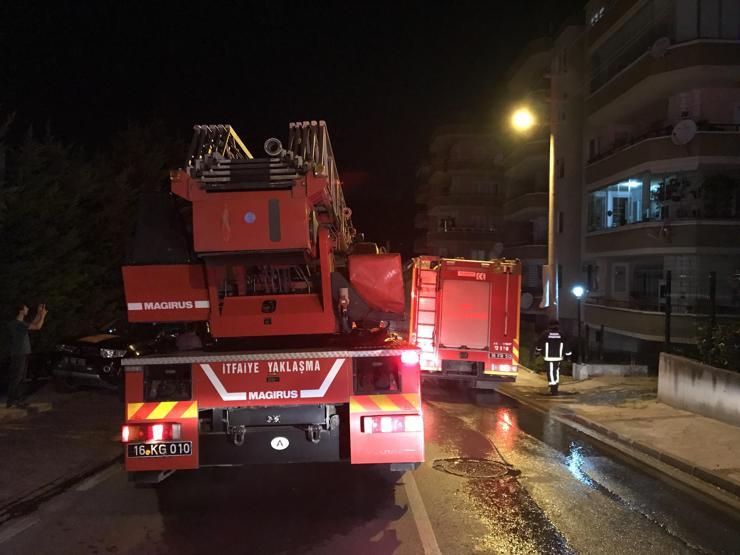 Sitede çıkan çatı yangınını gördü, faciayı önledi