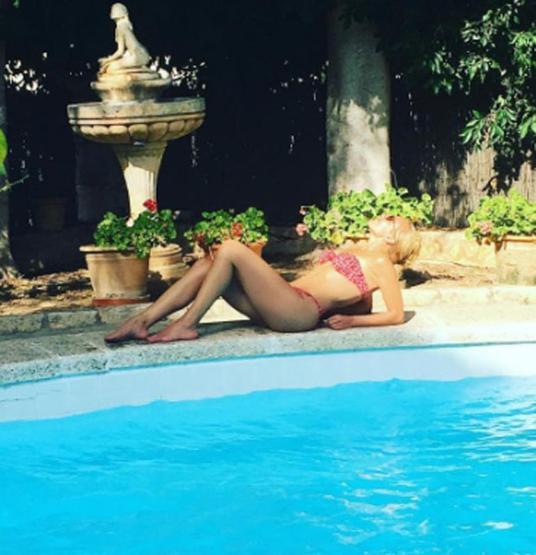 Meryem Uzerli tatilde