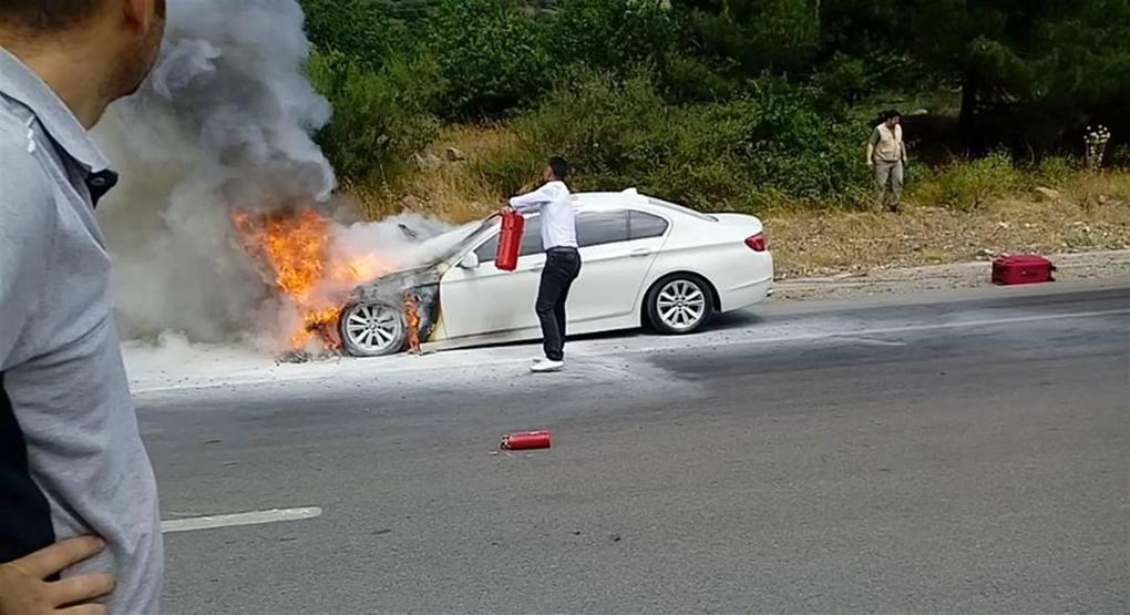 Lüks otomobil alev alev yandı