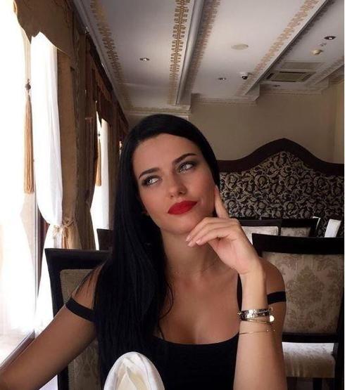 Adriana Lima Metin Haradan sonra bir Türkü daha dünyaya duyurdu