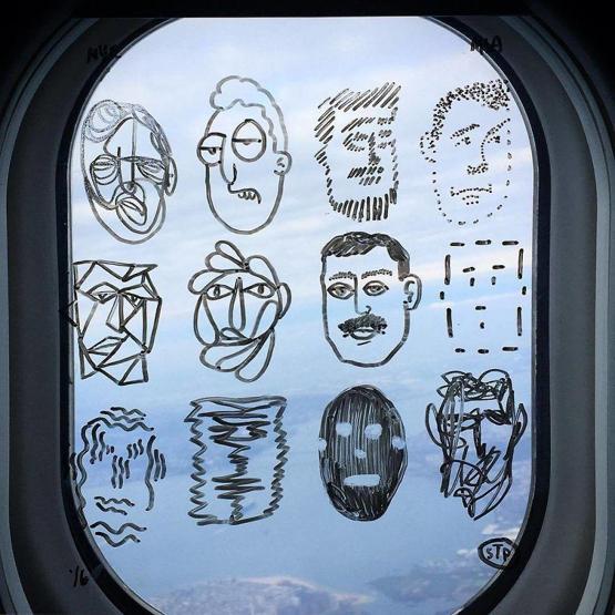 Uçağa her bindiğinde sanat eseri yaratıyor
