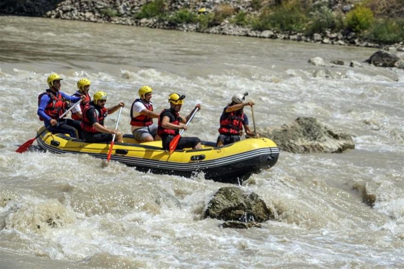 Rafting heyecanını Kelkit Çayı’nda yaşıyorlar