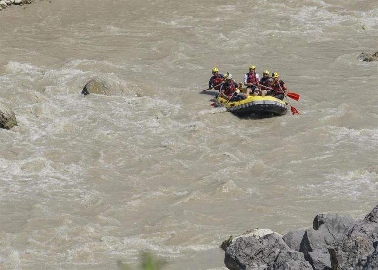 Rafting heyecanını Kelkit Çayı’nda yaşıyorlar