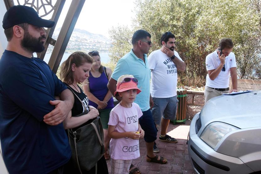 Tatilciler 40 derece sıcaklıkta otel kapısında kaldı