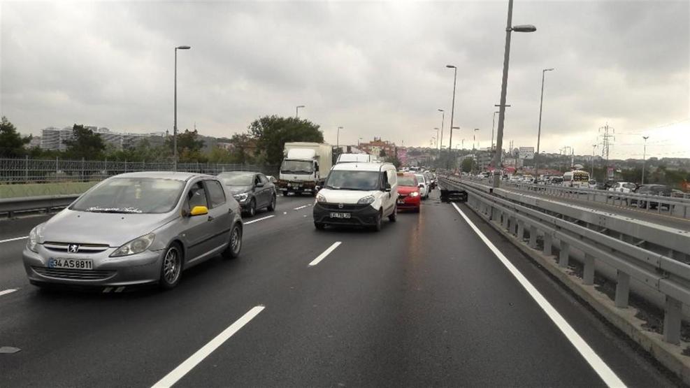 İstanbulda E-5’teki kaza trafiği felç etti