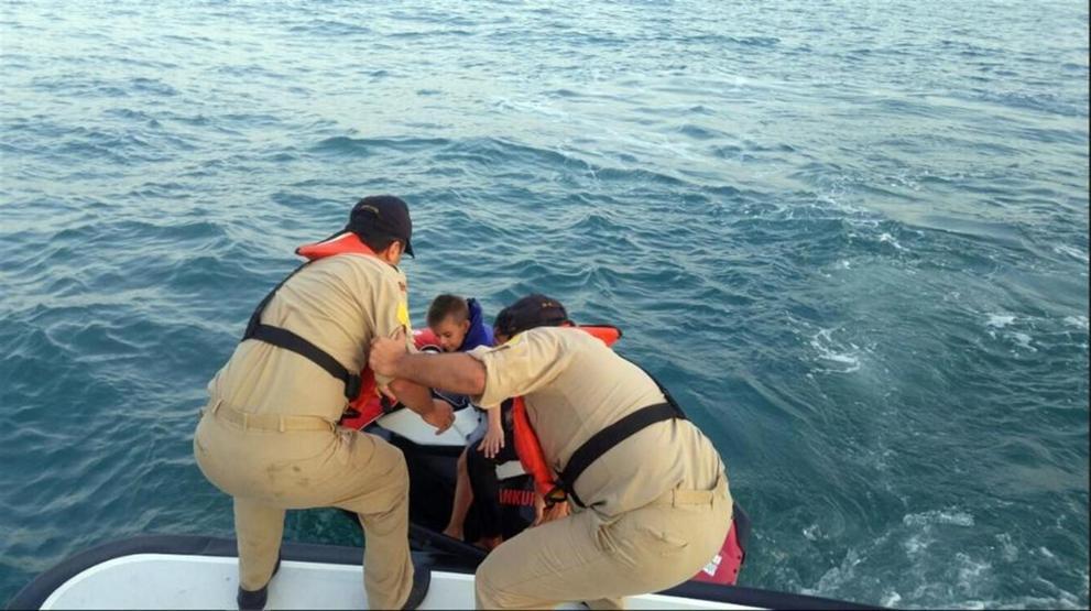 Dalgalar yükselince koyda mahsur kaldılar