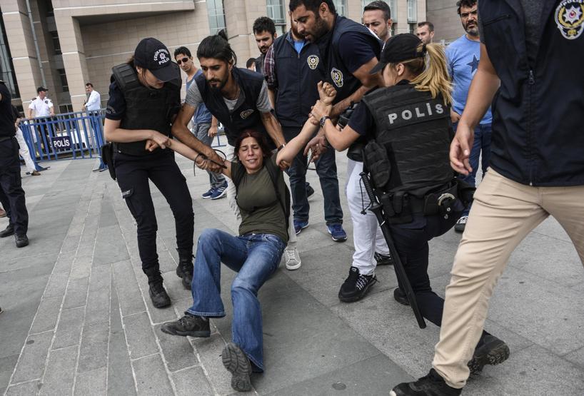 İstanbul Adalet Sarayı önünde gözaltı
