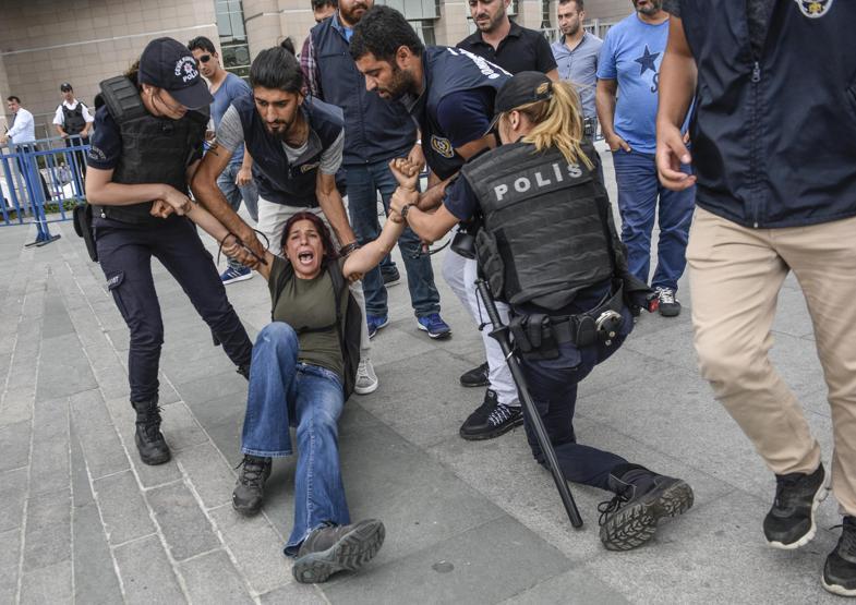İstanbul Adalet Sarayı önünde gözaltı