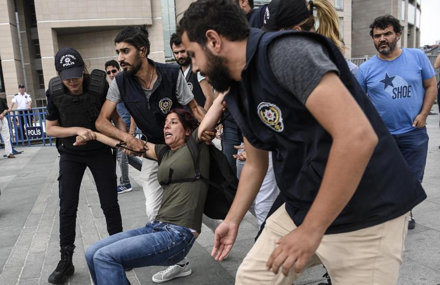 İstanbul Adalet Sarayı önünde gözaltı