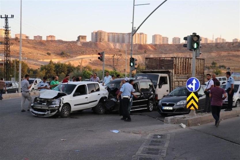 Zincirleme kazada polis de araçları ayıramadı