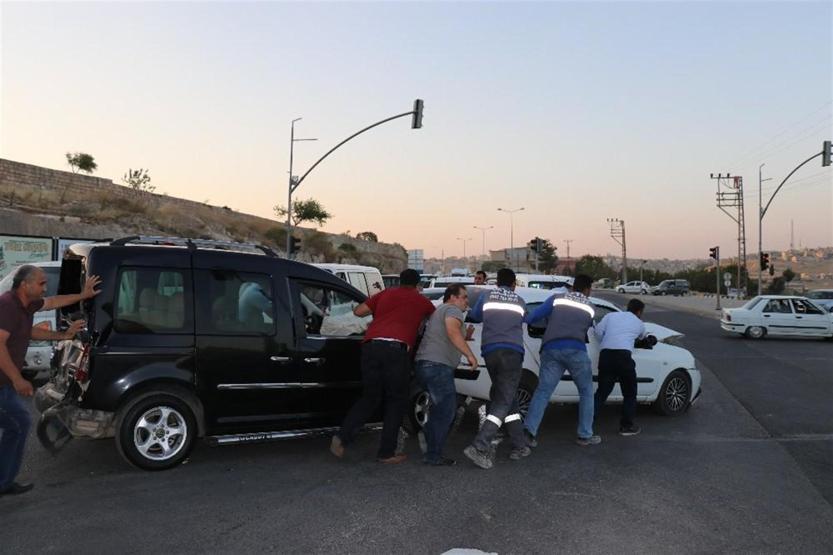 Zincirleme kazada polis de araçları ayıramadı