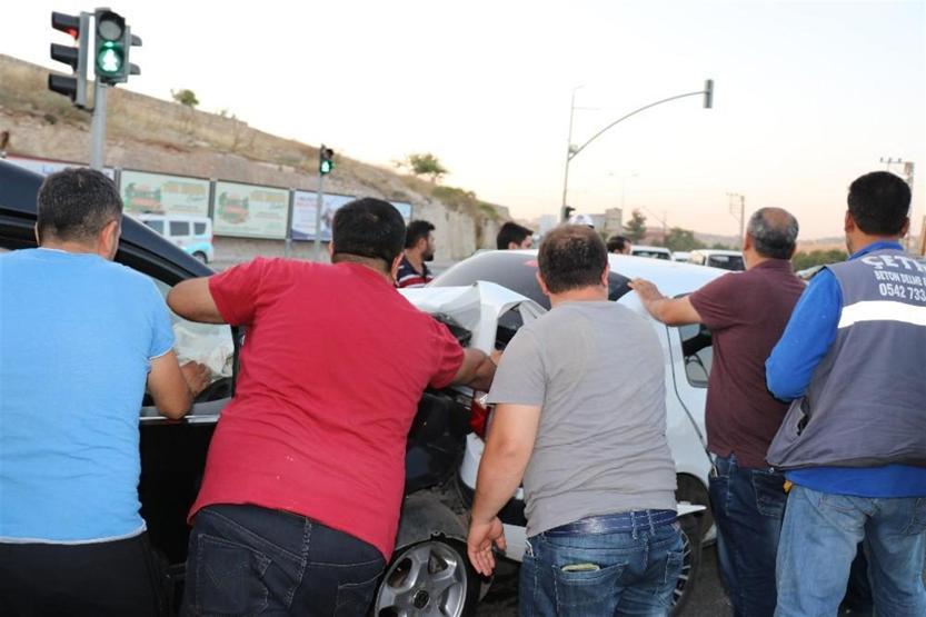 Zincirleme kazada polis de araçları ayıramadı