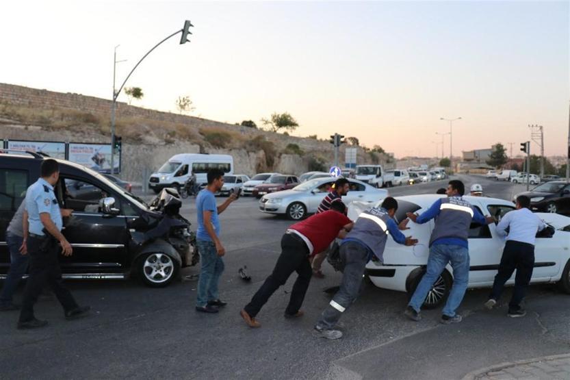 Zincirleme kazada polis de araçları ayıramadı