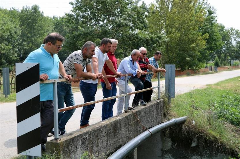 Kimyasal fabrika atıkları nedeniyle dere simsiyah akıyor