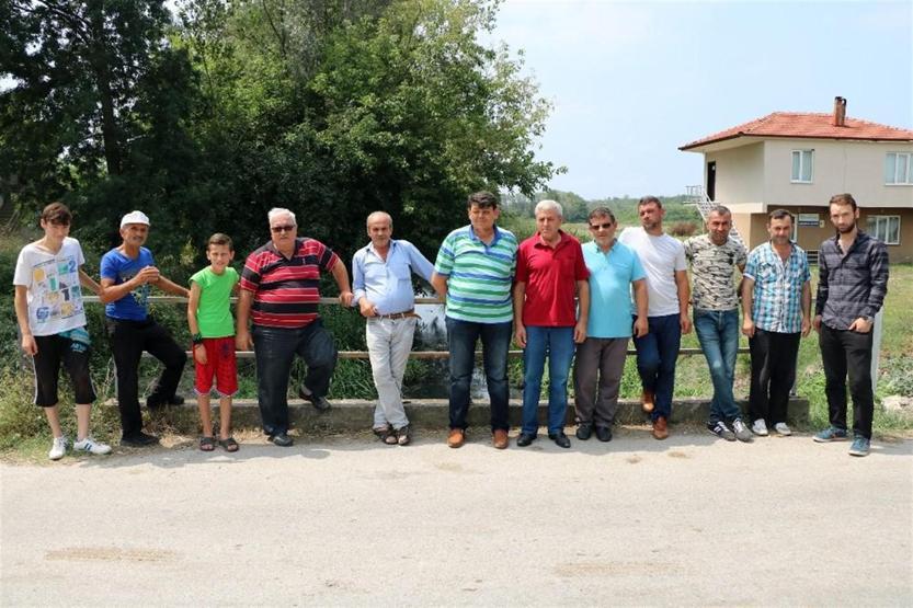 Kimyasal fabrika atıkları nedeniyle dere simsiyah akıyor