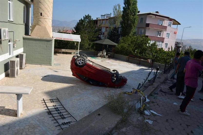 Freni boşaldı cami avlusuna uçtu