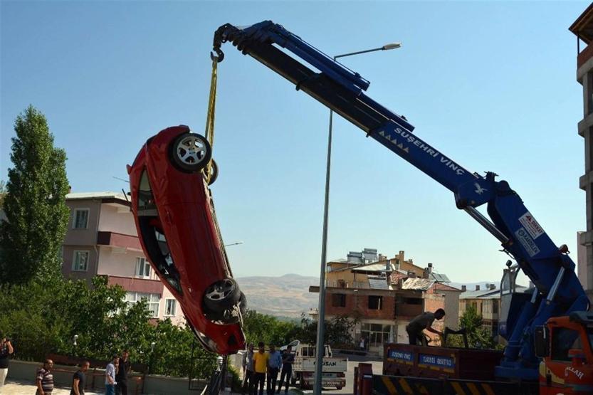 Freni boşaldı cami avlusuna uçtu