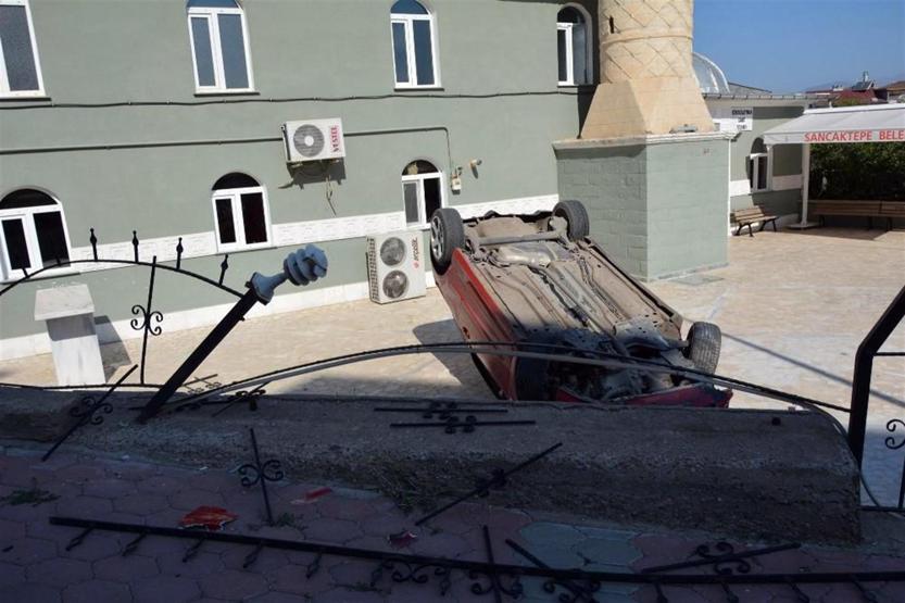 Freni boşaldı cami avlusuna uçtu