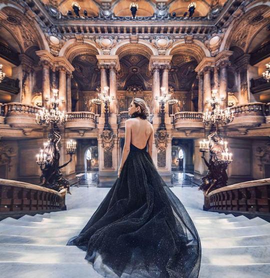Kadınların mekanlarla birleştiği baş döndüren fotoğraflar