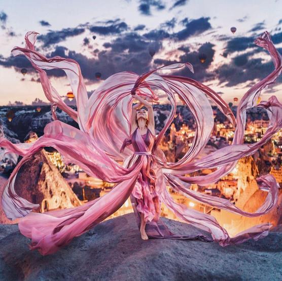 Kadınların mekanlarla birleştiği baş döndüren fotoğraflar