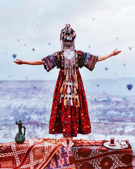 Kadınların mekanlarla birleştiği baş döndüren fotoğraflar