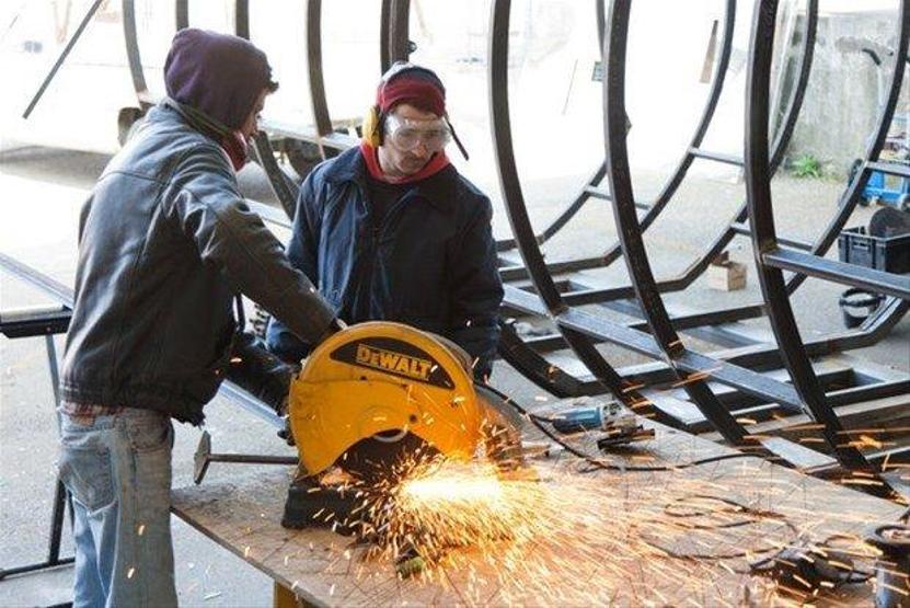 Çadır kurmak yerine kütükten ev inşa ettiler