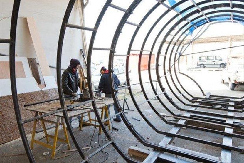 Çadır kurmak yerine kütükten ev inşa ettiler