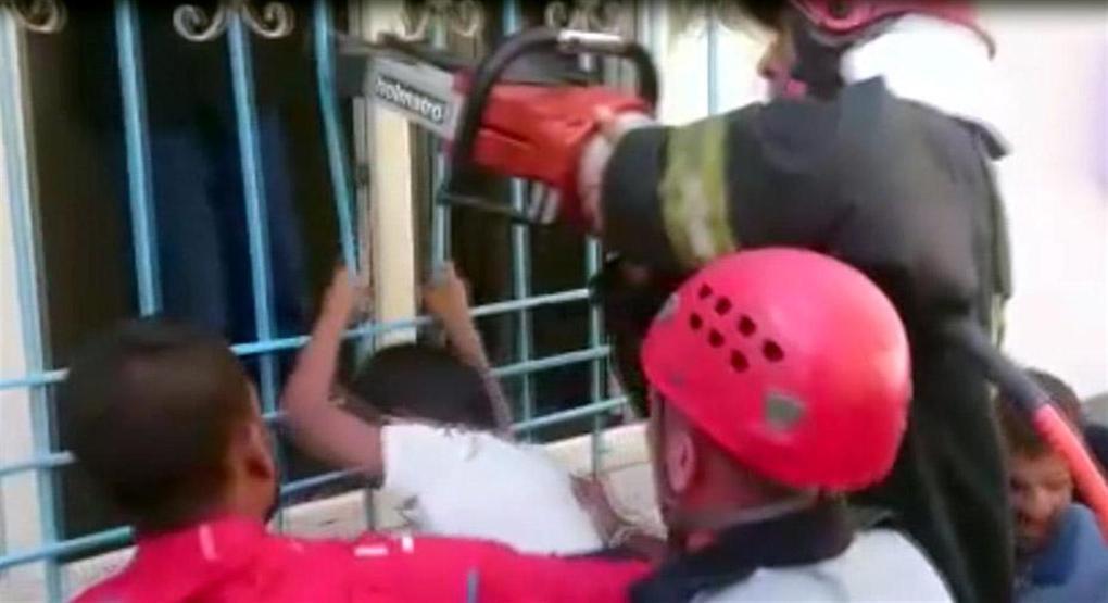 Pencere parmaklığına başı sıkıştı, itfaiye kurtardı