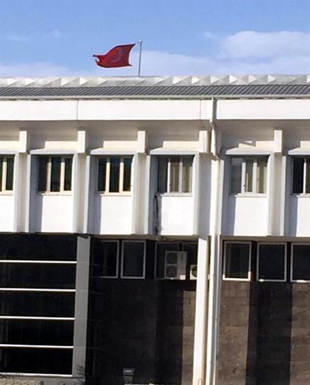 Vatandaş uyardı, valilikteki bayrak değişti