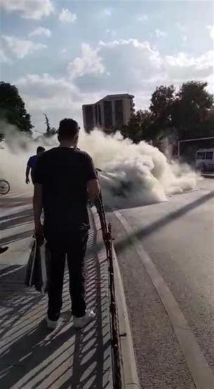 Cadde ortasında yandı sürücü şok geçirdi
