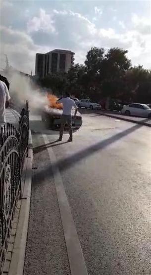Cadde ortasında yandı sürücü şok geçirdi
