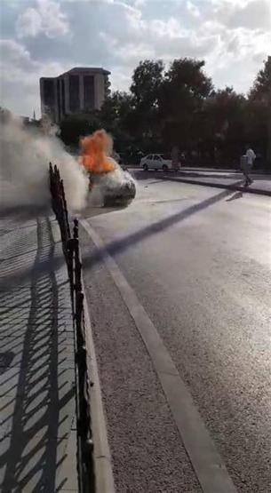 Cadde ortasında yandı sürücü şok geçirdi