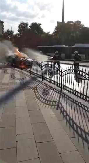 Cadde ortasında yandı sürücü şok geçirdi