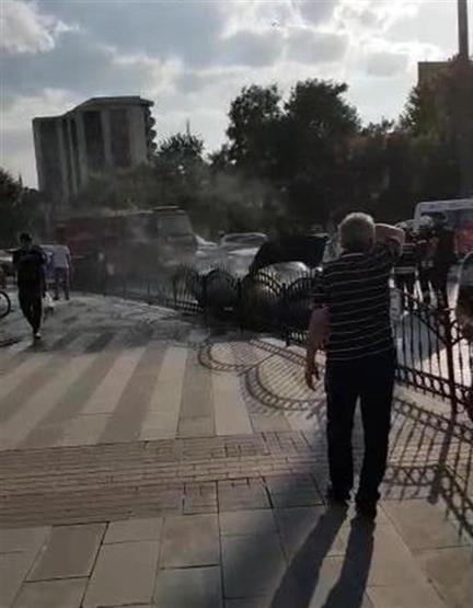 Cadde ortasında yandı sürücü şok geçirdi