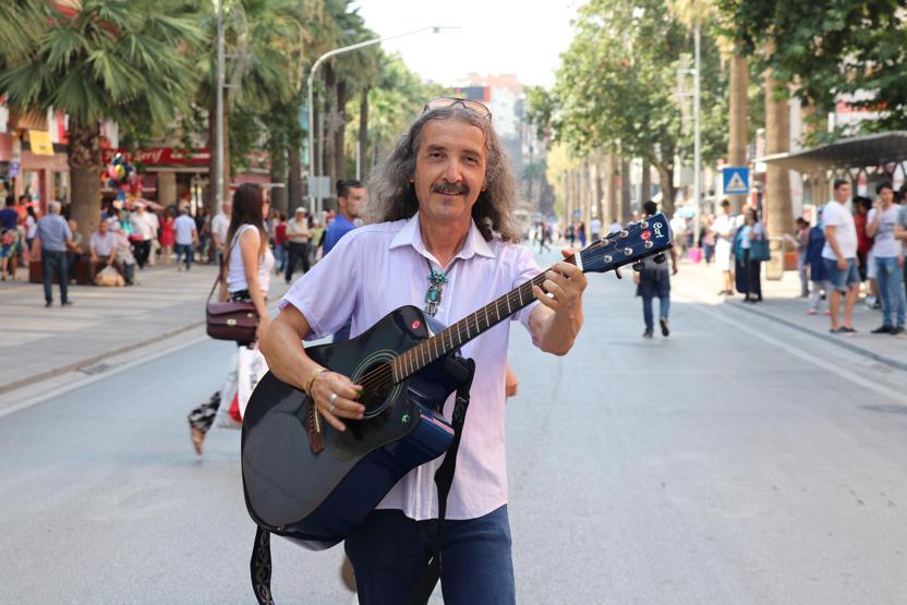 Emekli bankacı rockçı oldu