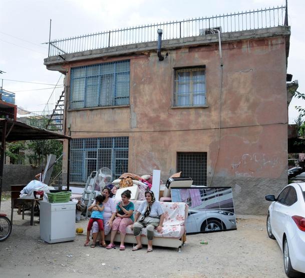 Evden atılan anne ve kızına Vali sahip çıktı