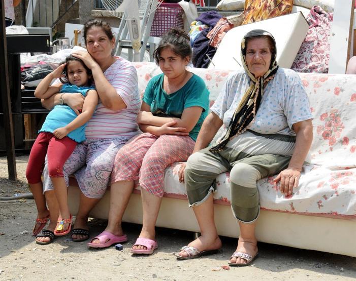 Evden atılan anne ve kızına Vali sahip çıktı