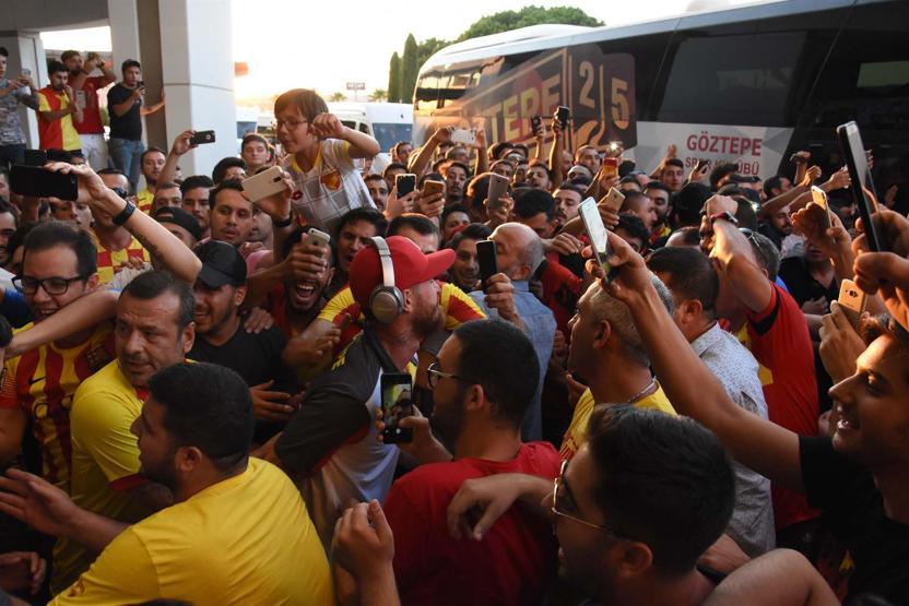 Göztepeye taraftarından coşkulu uğurlama