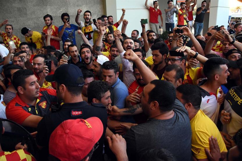 Göztepeye taraftarından coşkulu uğurlama