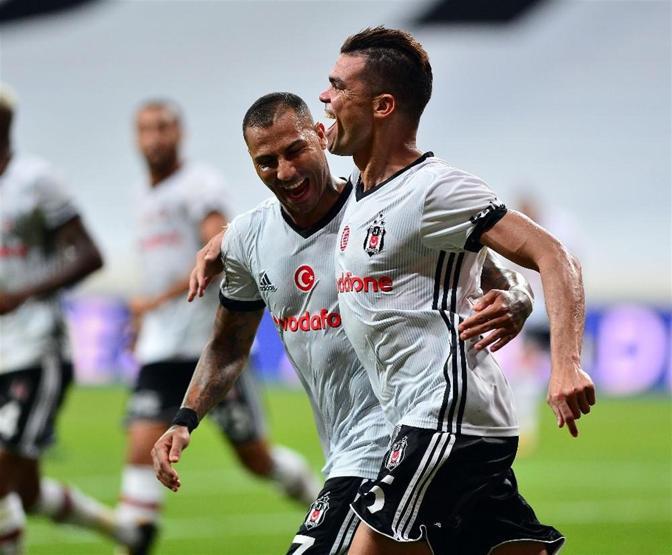 Quaresma Cenke sinirlenmiş