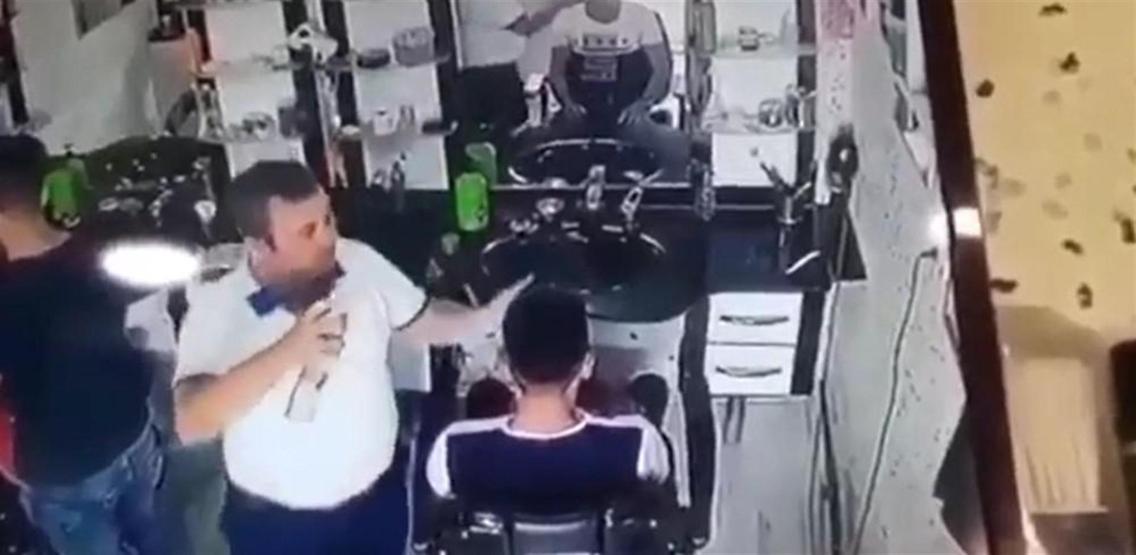 Müşterisini yakan berberin paniği kamerada