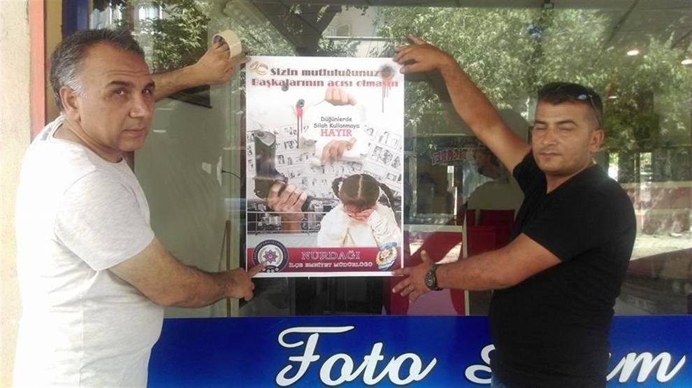 Polis düğün magandaları için afiş hazırlattı