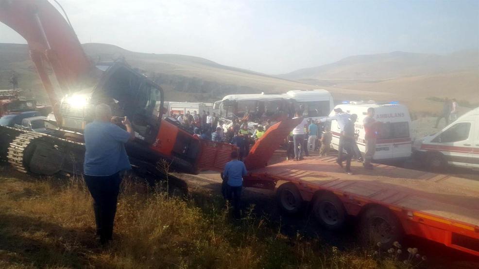 Ağrıda katliam gibi kaza: 7 ölü, 11 yaralı