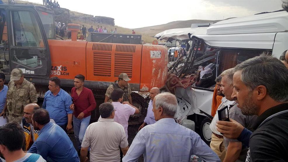 Ağrıda katliam gibi kaza: 7 ölü, 11 yaralı